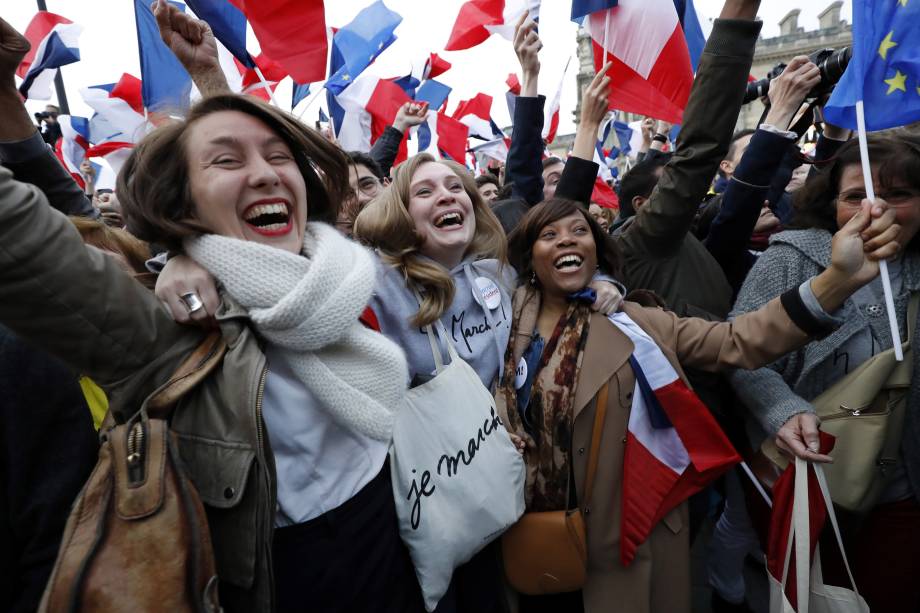 Apoiadores de Emmanuel Macron comemoram a vitória na eleição presidencial na esplanada do Louvre em Paris - 07/05/2017