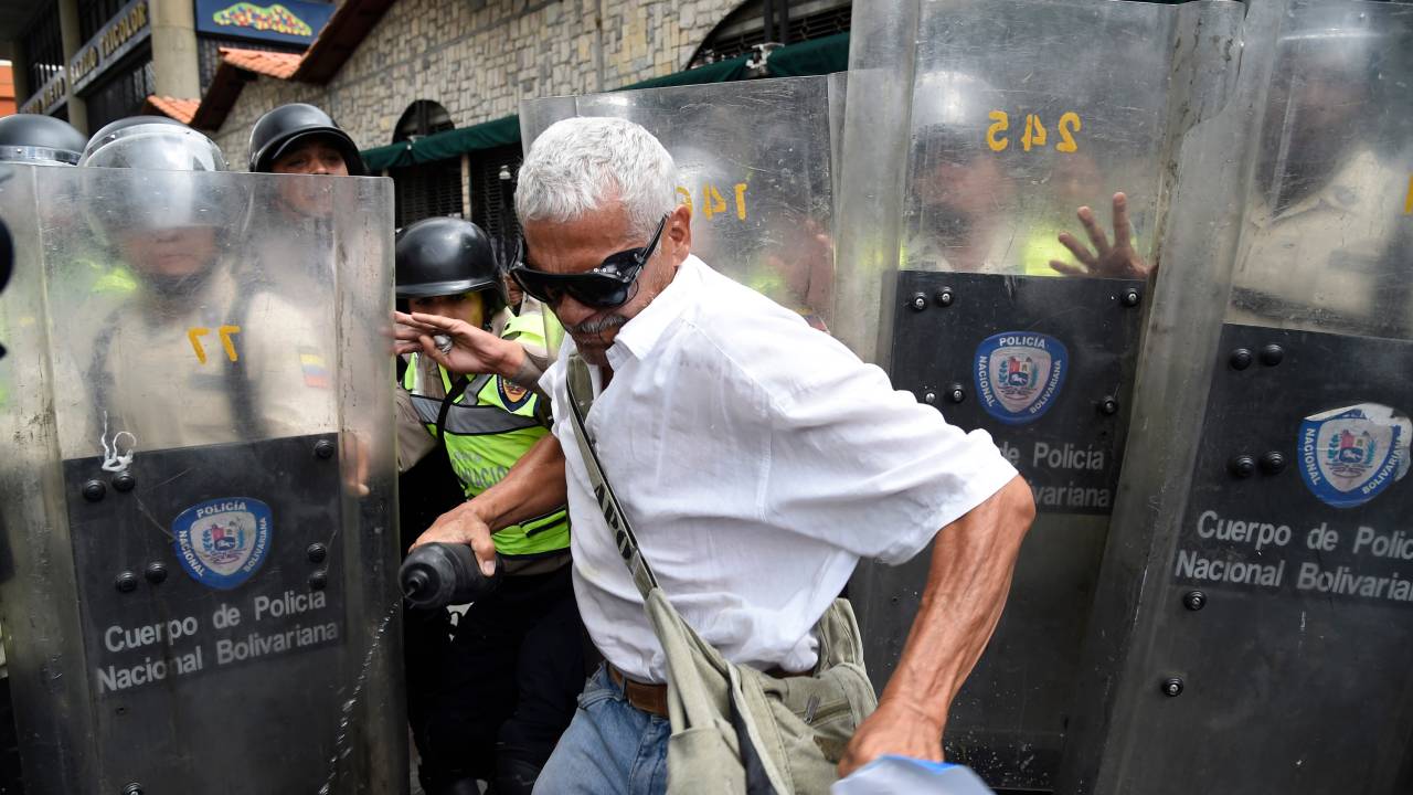 Idosos protestam contra Maduro na Venezuela