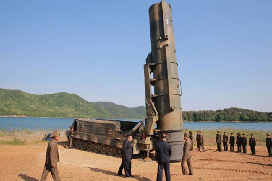 Imagem divulgada pela agência oficial da Coreia do Norte (KCNA) mostra um teste com míssil balístico de médio a longo alcance Pukguksong-2. O teste foi acompanhado de perto pelo ditador Kim Jong-Un