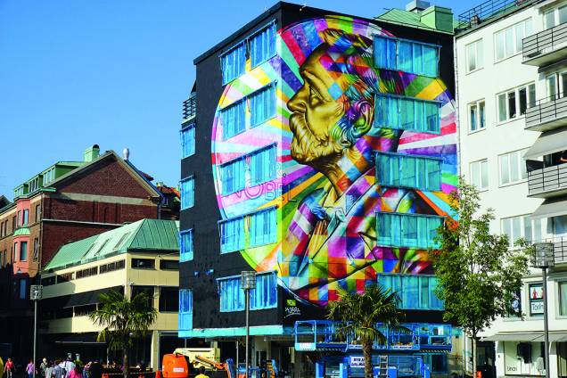 Uma medalha colorida faz homenagem a Alfred Nobel, de Eduardo Kobra, na Suécia Uma medalha colorida faz homenagem a Alfred Nobel, de Eduardo Kobra, na Suécia