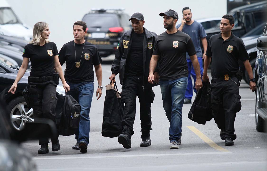Movimentação na sede da Polícia Federal, no Rio de Janeiro, durante operação da força-tarefa da Lava-Jato, deflagrada na manhã desta quinta-feira. A operação teve início após a delação do dono do frigorífico JBS, Joesley Batista, que entregou à Procuradoria-Geral da República uma gravação do senador Aécio Neves pedindo a ele R$ 2 milhões