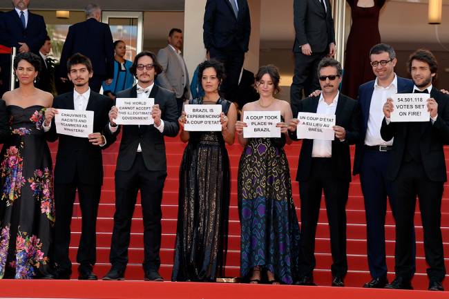 Elenco de Aquarius protesta contra o Impeachment da presidente Dilma no tapete vermelho do 69° Festival Cannes de cinema, em 2016