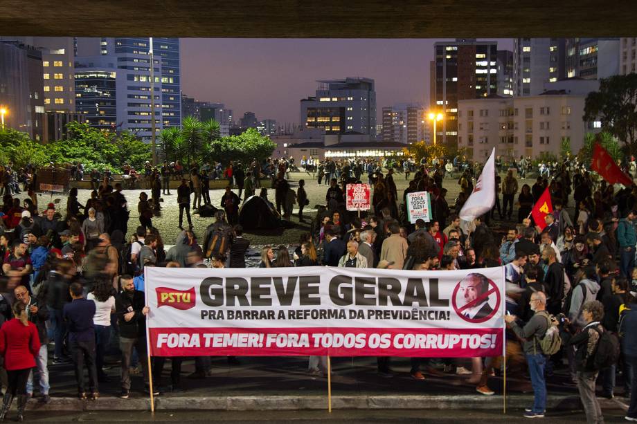 SÃO PAULO, SP, 18.05.2017: TEMER-PROTESTOS - Manifestantes protestam em frente ao Masp, na av. Paulista, região central de São Paulo, contra o governo de Michel Temer (PMDB), nesta quinta-feira (18). Manifestantes pedem "Diretas já". (Foto: Kevin David/A7 Press/Folhapress)