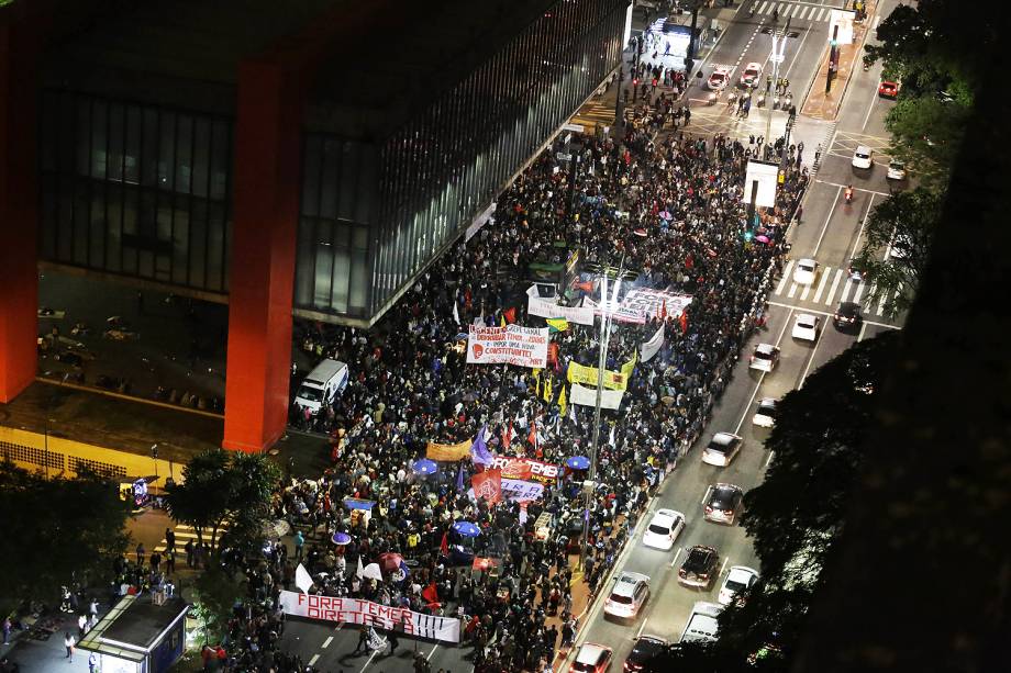 Manifestantes protestam em frente ao Masp, na av. Paulista, região central de São Paulo, contra o governo de Michel Temer (PMDB) - 18/05/2017