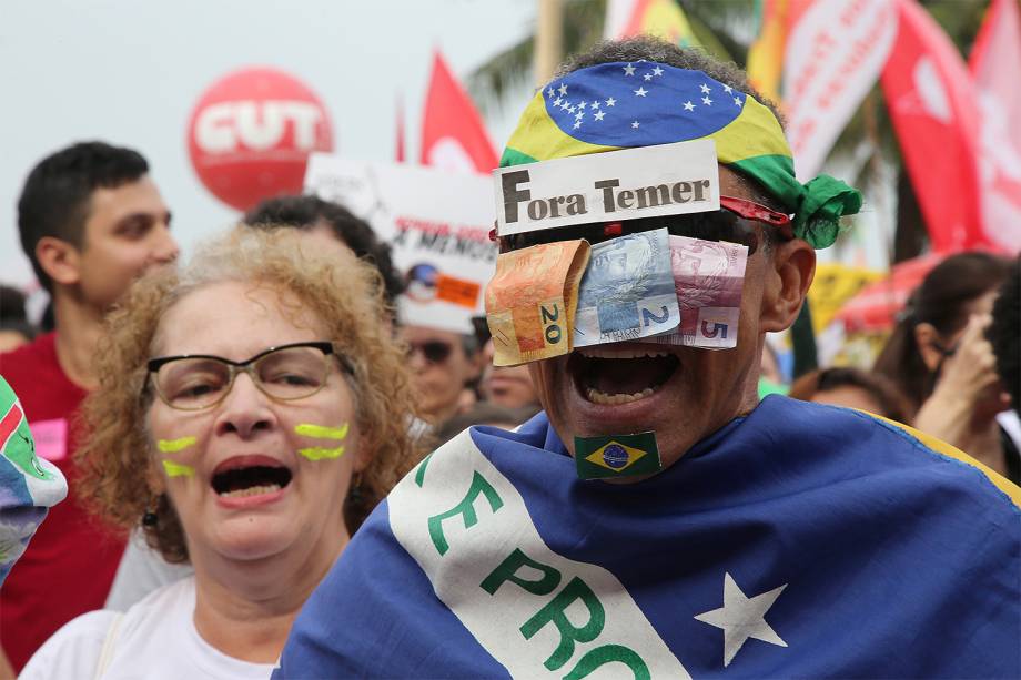 Manifestantes fazem ato pelas Diretas Já, na praia de Copacabana, zona sul do Rio de Janeiro - 28/05/2017