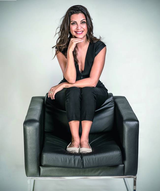 Sao Paulo 08/05/2017 – Retrato da escritora Thalita RebouÁas em est¿dio montado na redaÁ¿o da Revista Veja. Foto Jonne Roriz