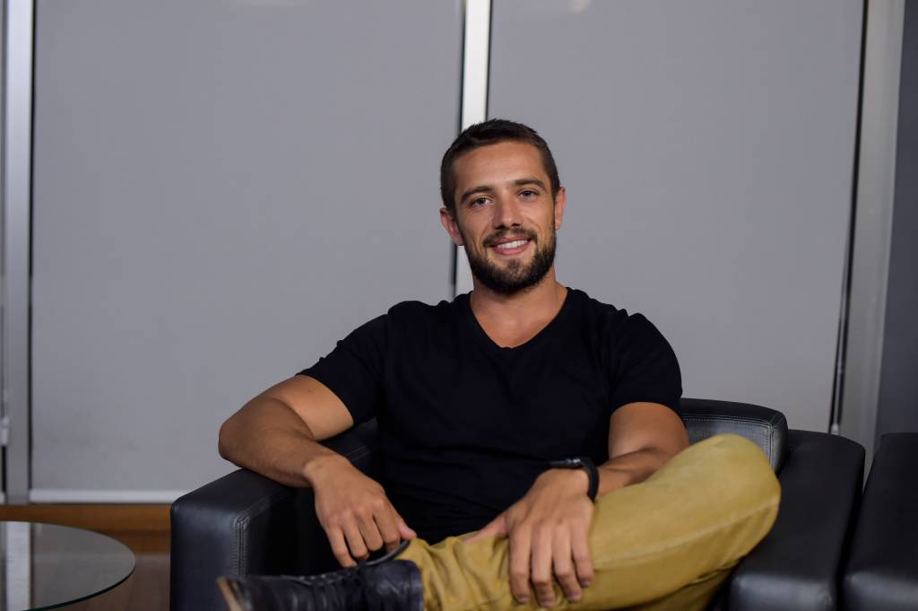 Rafael Cardoso anuncia parceria com Caio Castro e estreia como piloto