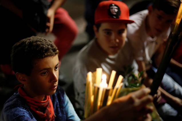 Manifestantes e membros do PT marcham com velas na mão a favor de Lula, antes do depoimento do ex-presidente à Lava Jato, em Curitiba Manifestantes e membros do PT marcham com velas na mão a favor de Lula, antes do depoimento do ex-presidente à Lava Jato, em Curitiba