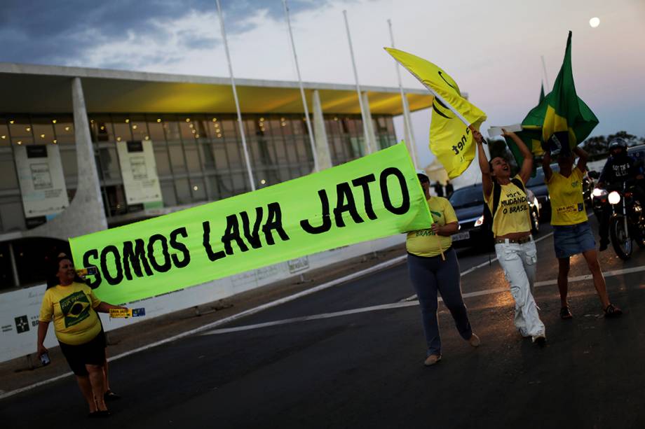 Manifestantes a favor da Lava Jato e contra as decisões do ministro Gilmar Mendes protestam com velas em frente ao STF, em Brasília