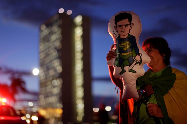 Manifestantes a favor da Lava Jato e contra as decisões do ministro Gilmar Mendes protestam com velas em frente ao STF, em Brasília Manifestantes a favor da Lava Jato e contra as decisões do ministro Gilmar Mendes protestam com velas em frente ao STF, em Brasília