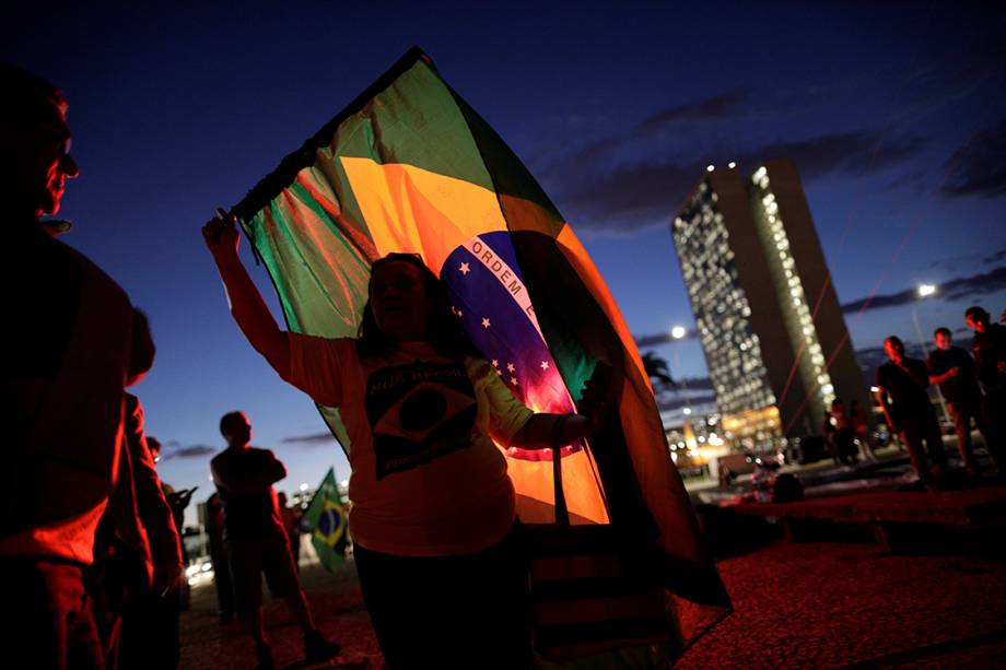 Manifestantes a favor da Lava Jato e contra as decisões do ministro Gilmar Mendes protestam com velas em frente ao STF, em Brasília