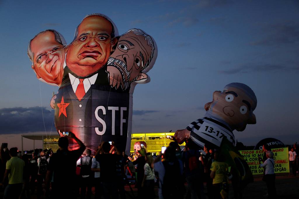 Manifestantes à favor da Lava Jato e contra as decisões do ministro Gilmar Mendes protestam com velas em frente ao STF, em Brasília