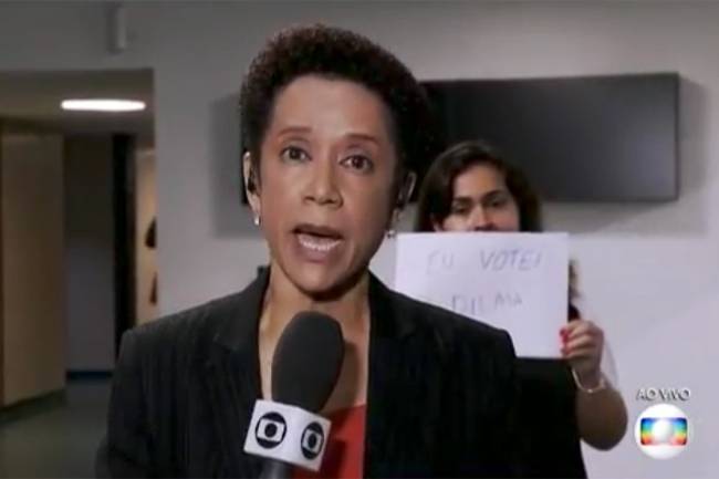 Mulher mostra cartaz durante o Jornal Nacional – 17/05/2017