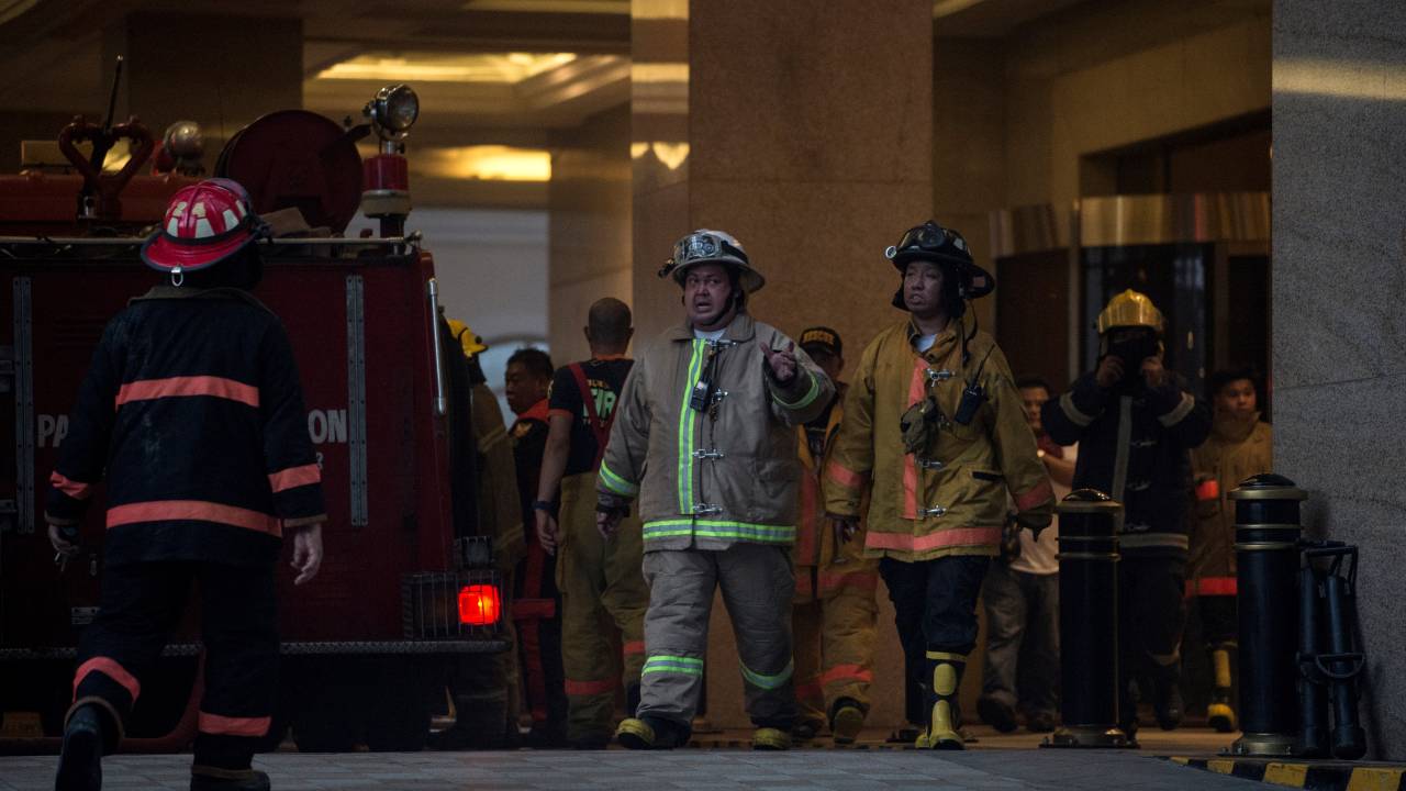 Bombeiros chegam ao Resorts World Manila, em Manila