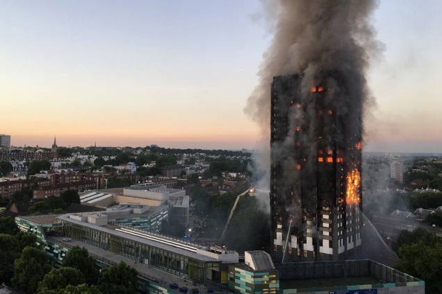 Incêndio de grandes proporções tomou por completo um prédio residencial na zona oeste de Londres, na Inglaterra - 14/06/2017 Incêndio de grandes proporções tomou por completo um prédio residencial na zona oeste de Londres, na Inglaterra - 14/06/2017