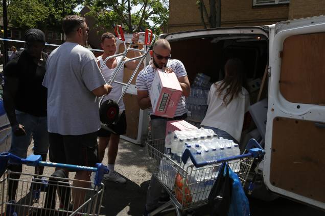 Mantimentos são descarregados de uma van para auxiliar os afetados pelo incêndio no edifício Grenfell Tower, em Londres - 14/06/2017 Mantimentos são descarregados de uma van para auxiliar os afetados pelo incêndio no edifício Grenfell Tower, em Londres - 14/06/2017