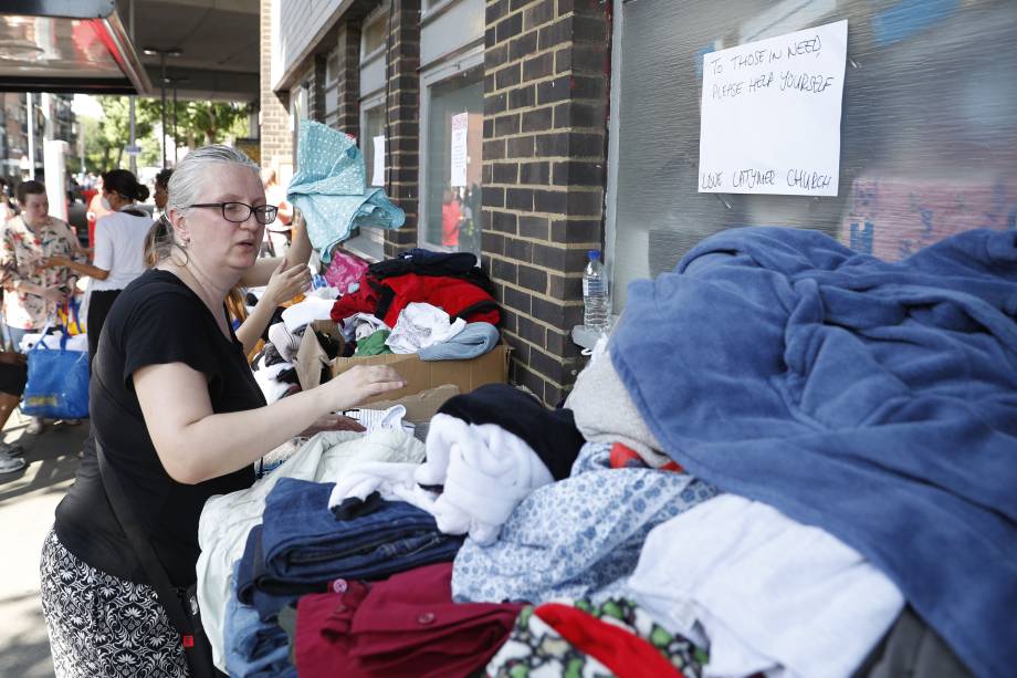 Pilhas de roupas que foram doadas por caridade às vítimas do incêndio em Londres, no Grenfell Tower - 14/06/2017