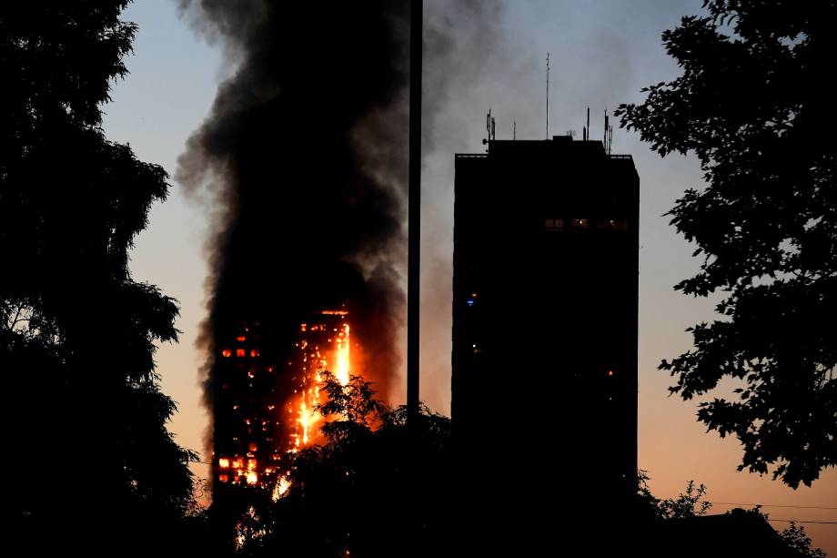 Incêndio de grandes proporções atinge um edifício em Latimer Road, oeste de Londres, na Inglaterra - 14/06/2017