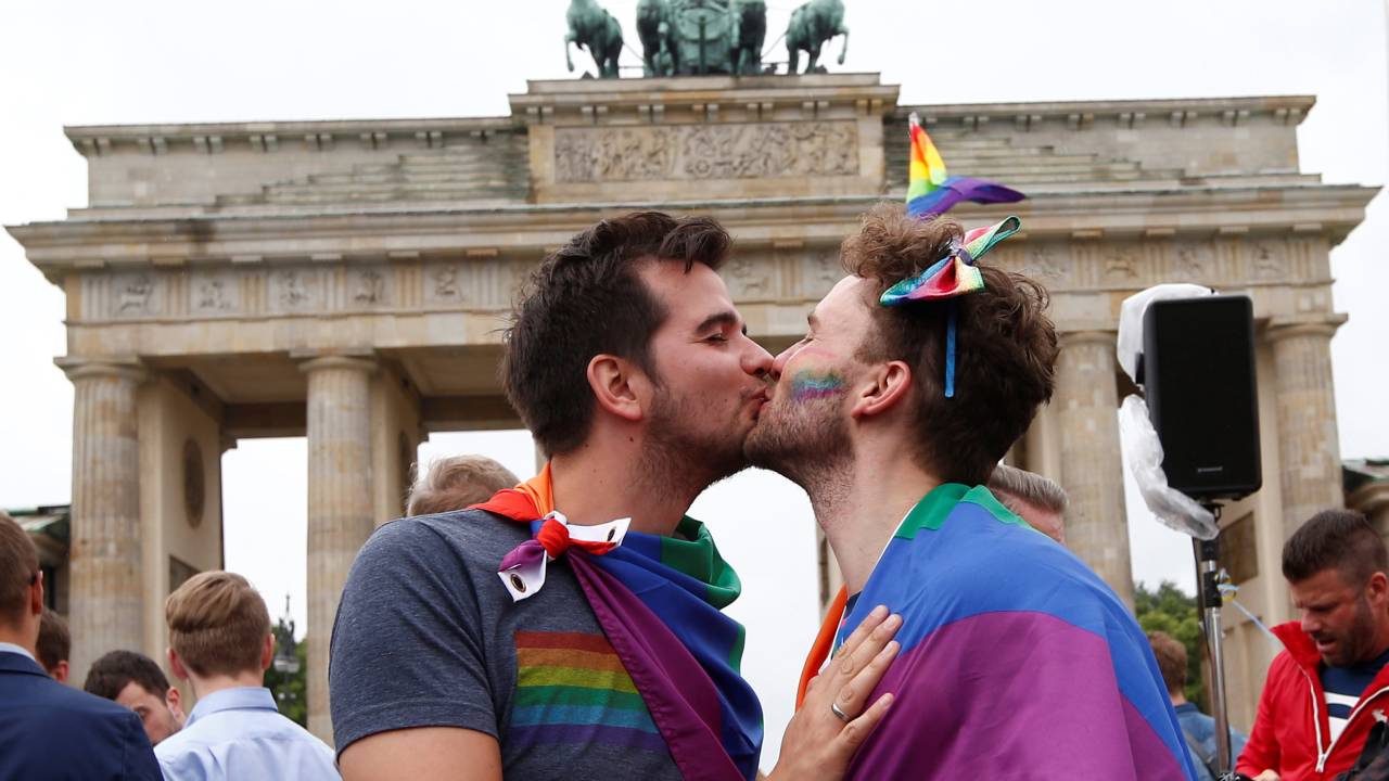 Casal homosexual comemora a aprovação do casamento gay na Alemanha