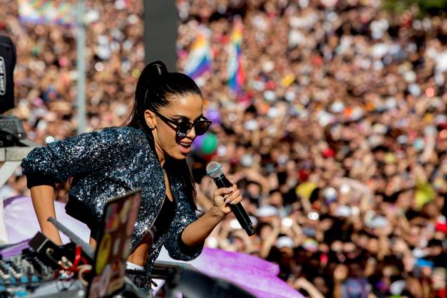 Anitta faz show-relâmpago durante a 21ª edição da Parada do Orgulho LGBT de São Paulo, na Avenida Paulista - 18/06/2017 Anitta faz show-relâmpago durante a 21ª edição da Parada do Orgulho LGBT de São Paulo, na Avenida Paulista - 18/06/2017
