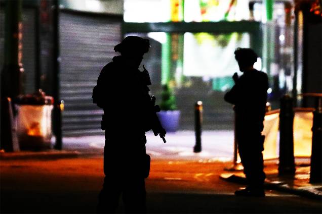 Policiais vigiam a região da London Bridge, após uma van atropelar pedestres em ponte de Londres - 04/06/207 Policiais vigiam a região da London Bridge, após uma van atropelar pedestres em ponte de Londres - 04/06/207