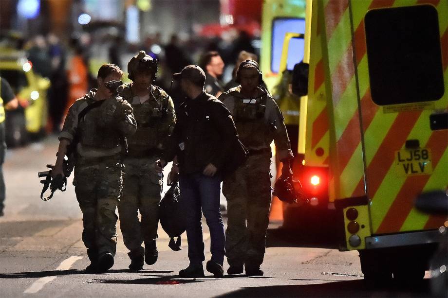 Policiais vigiam a região da London Bridge, após uma van atropelar pedestres em ponte de Londres - 04/06/207