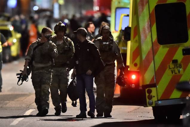 Policiais vigiam a região da London Bridge, após uma van atropelar pedestres em ponte de Londres - 04/06/207 Policiais vigiam a região da London Bridge, após uma van atropelar pedestres em ponte de Londres - 04/06/207