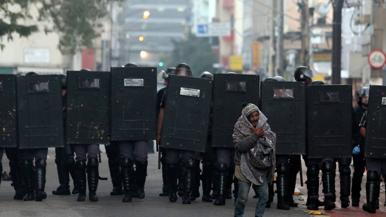 Polícia Militar realiza operação na Cracolândia