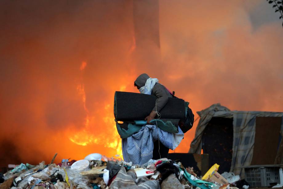 Usuários de crack carregam seus pertences durante operação policial na Cracolândia, no centro de São Paulo - 11/06/2017 Usuários de crack carregam seus pertences durante operação policial na Cracolândia, no centro de São Paulo - 11/06/2017