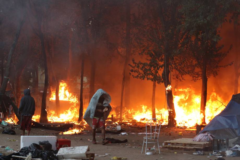 Usuários de crack carregam seus pertences durante operação policial na Cracolândia, no centro de São Paulo - 11/06/2017 Usuários de crack carregam seus pertences durante operação policial na Cracolândia, no centro de São Paulo - 11/06/2017