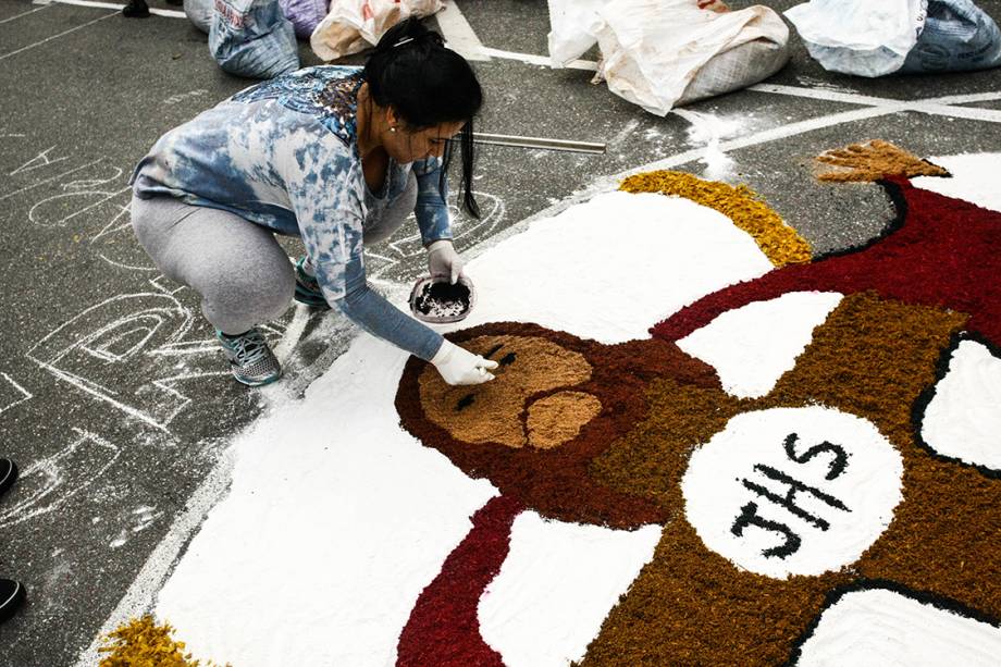 Fiéis católicos confeccionam o tradicional tapete para comemoração de Corpus Christi na cidade de Santana de Parnaíba, São Paulo - 15/06/2017