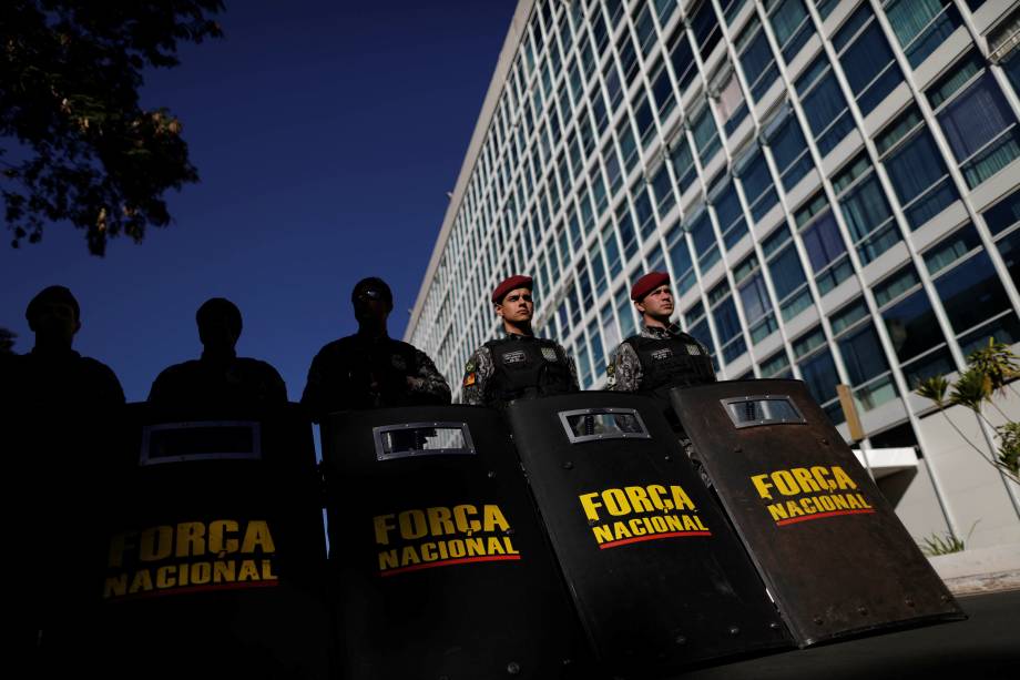 Policiais da Força Nacional patrulham uma entrada da Esplanada dos Ministérios antes do protesto contra as reformas econômicas propostas pelo presidente Michel Temer, em uma greve geral nacional organizada por sindicatos contra uma revisão das regras trabalhistas e de pensão em Brasília.