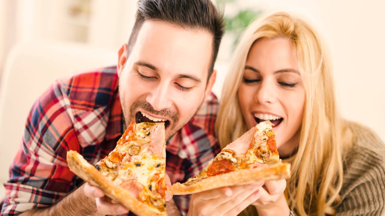 Casal comendo pizza