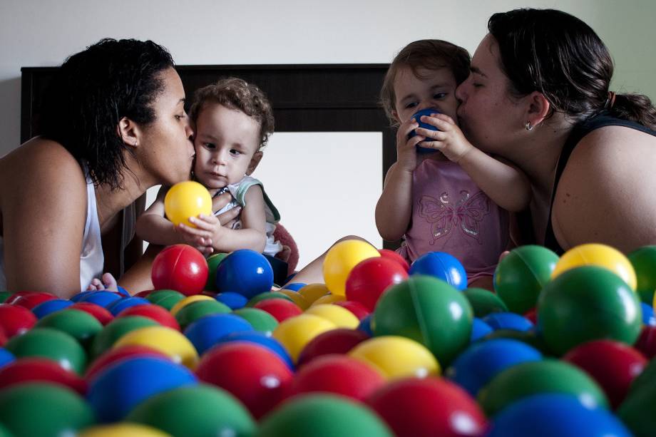 Adriana Tito Maciel (à esq.), e Munira Khalil El Ourra, posam para foto com o casal de gêmeos Eduardo Khalil Tito e Ana Luiza Khalil Tito, de 1 ano e 8 meses, em Carapicuíba (SP)