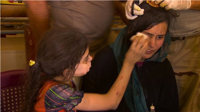 Dois dias escondida sob o corpo da mãe morta