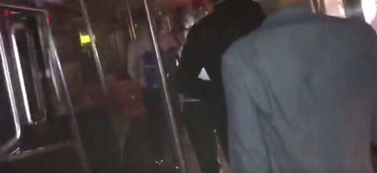 Passageiros evacuam trem descarrilado no metrô de Nova York Passageiros evacuam trem descarrilado no metrô de Nova York