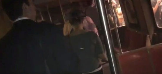 Passageiros evacuam trem descarrilado no metrô de Nova York Passageiros evacuam trem descarrilado no metrô de Nova York