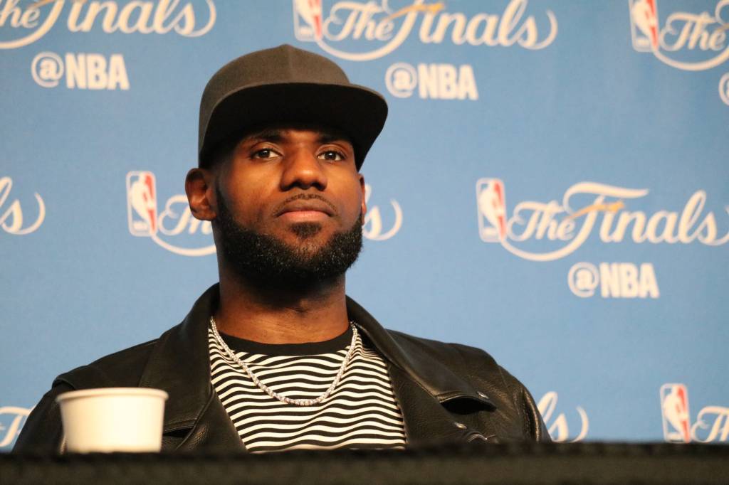 LeBron recebe apoio de Jordan e Curry após ataque de Trump