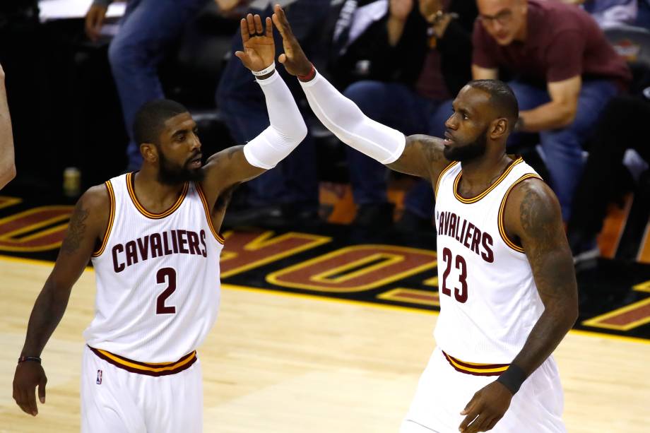 Kyrie Irving e Lebron James do Cleveland Cavaliers durante partida 4 das finais da NBA contra o Golden State Warriors - 09/06/2017