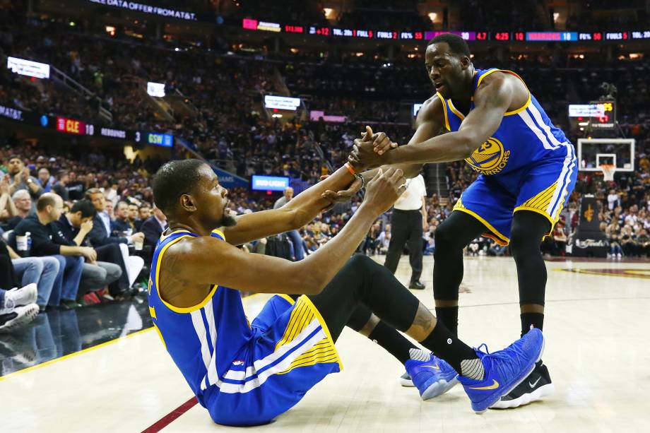 Draymond Green ajuda o companheiro de Golden State Warriors, Kevin Durant, durante o jogo 4 da final contra o Cleveland Cavaliers - 09/06/2017