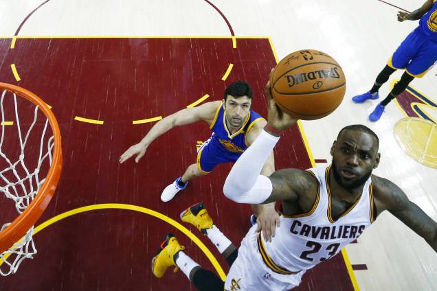 Lebron James do Cleveland Cavaliers passa pela marcação de Zaza Pachulia Golden State Warriors para fazer o arremesso no jogo 4 das finais da NBA - 09/06/2017 Lebron James do Cleveland Cavaliers passa pela marcação de Zaza Pachulia Golden State Warriors para fazer o arremesso no jogo 4 das finais da NBA - 09/06/2017