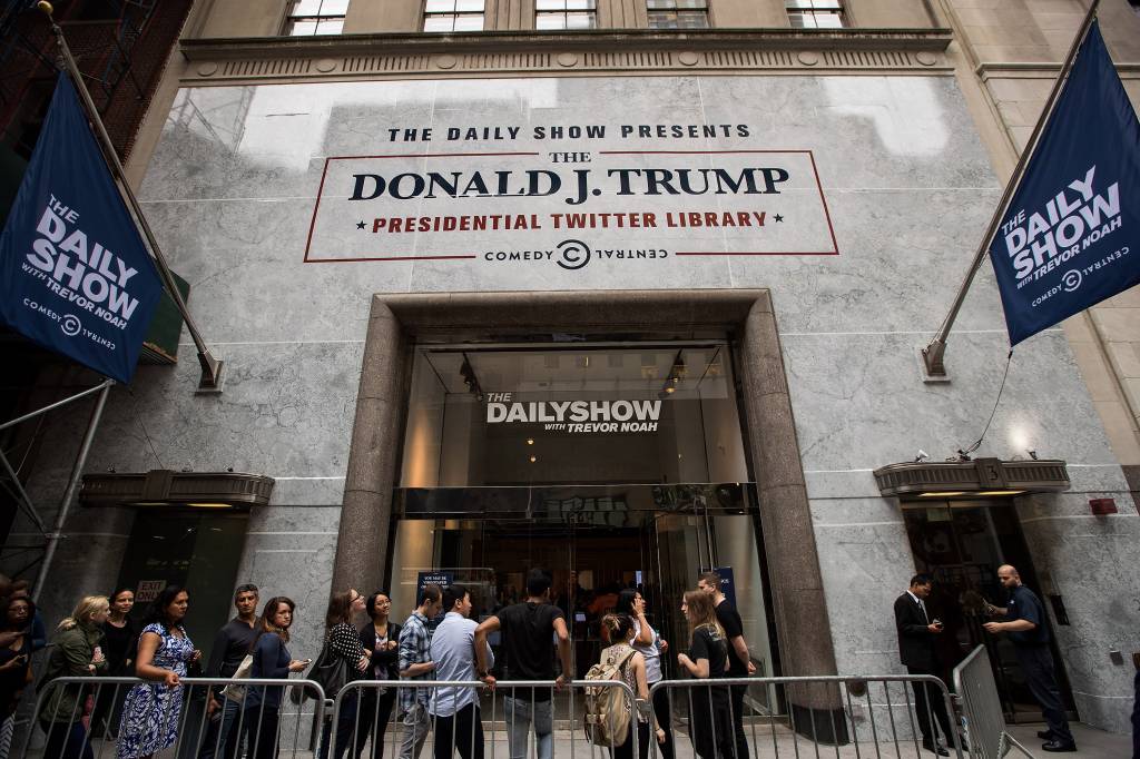 Biblioteca temporária com tuítes de Trump em NY