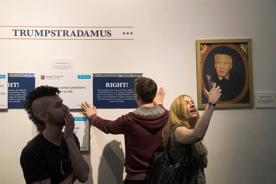 Exposição reúne as principais postagens do presidente Donald Trump no Twitter ao longo dos anos