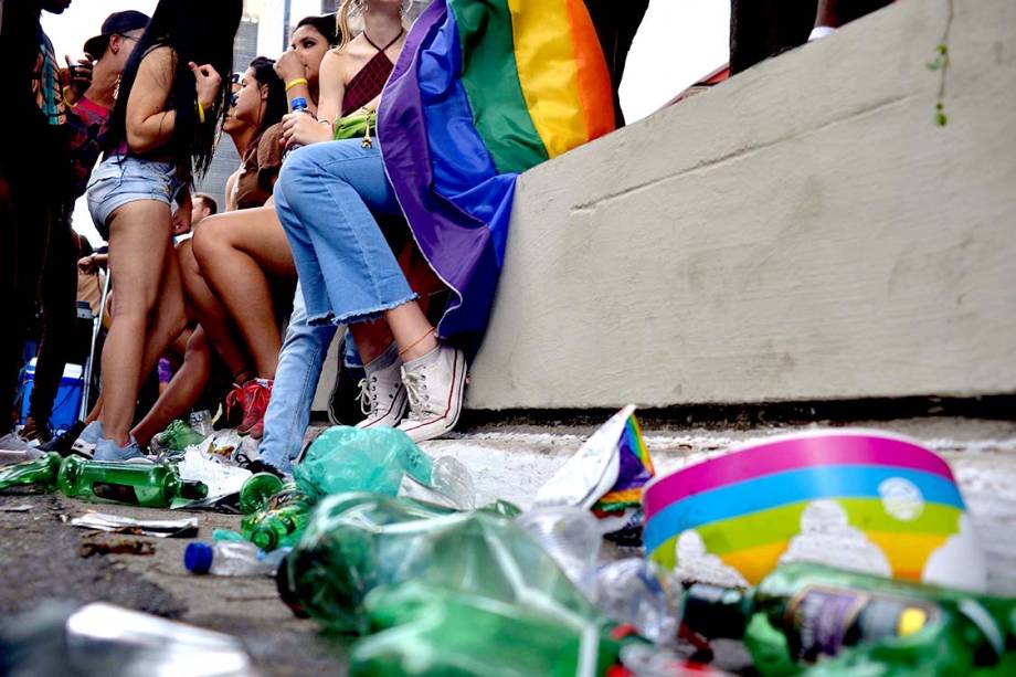 Lixo, garrafas de vidro, sacos plásticos e latinhas são descartadas na Avenida Paulista após Parada do Orgulho LGBT, em São Paulo - 18/06/2018