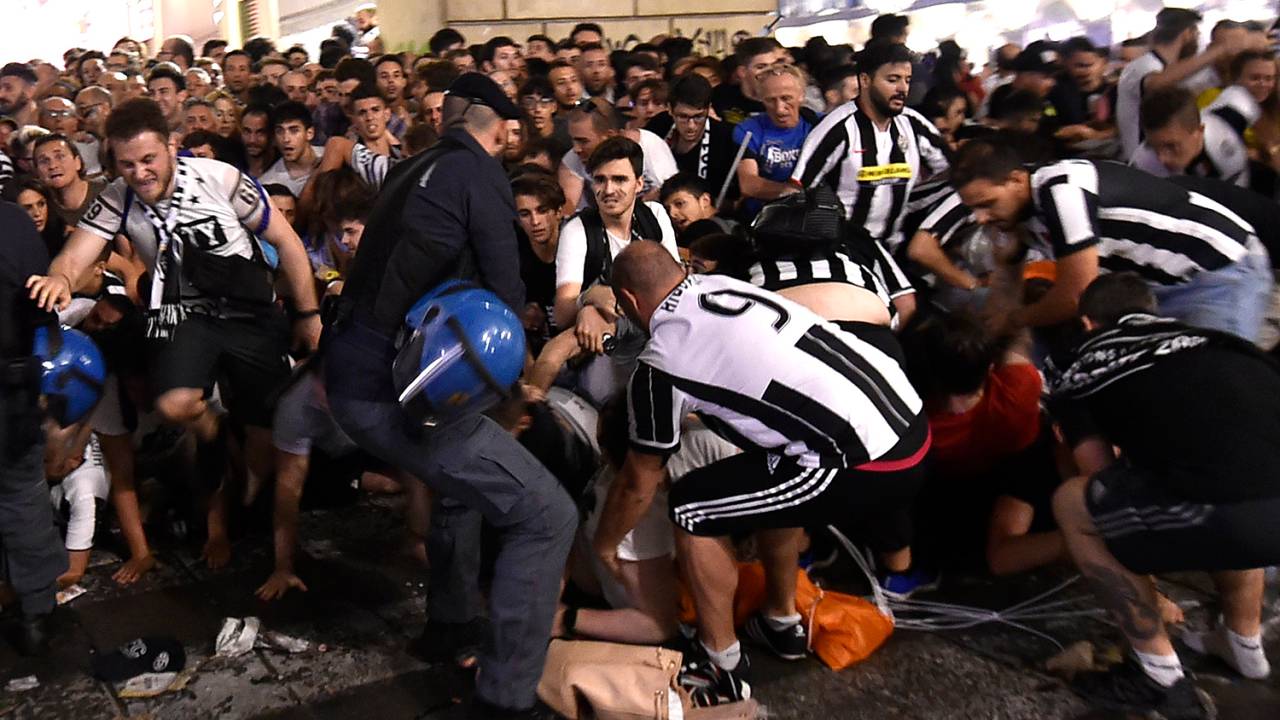 Tumulto na Piazza San Carlo, em Turim, na Itália