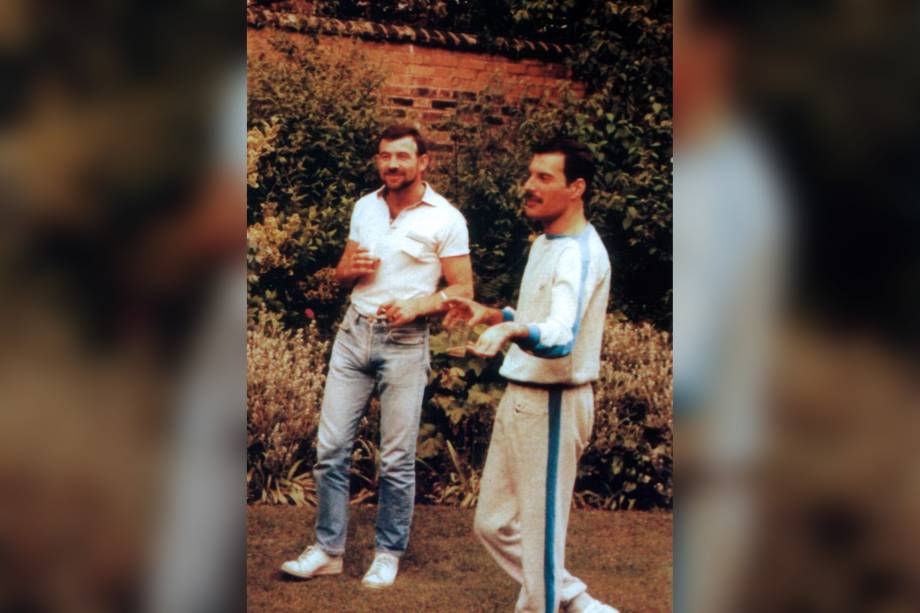 Freddie Mercury com seu namorado Jim Hutton no final da década de 1980