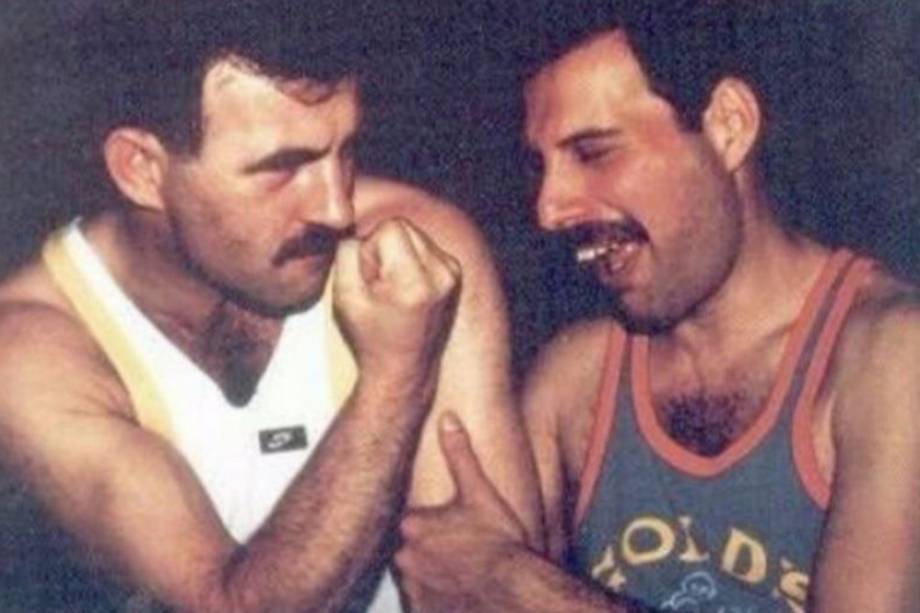 Freddie Mercury com seu namorado Jim Hutton no final da década de 1980