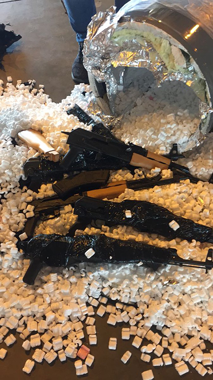 60 fuzis AK 47, G3 e AR 10, vindos de Miami dentro de contêineres junto com uma carga de aquecedores para piscinas foram apreendidos pela Polícia Civil, no Terminal de Cargas do Aeroporto Internacional do RJ 60 fuzis AK 47, G3 e AR 10, vindos de Miami dentro de contêineres junto com uma carga de aquecedores para piscinas foram apreendidos pela Polícia Civil, no Terminal de Cargas do Aeroporto Internacional do RJ