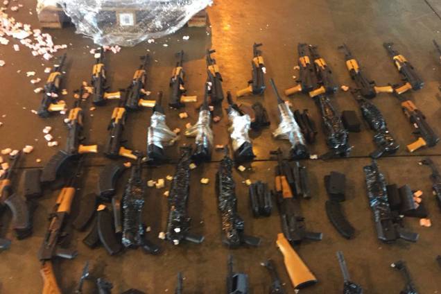 60 fuzis AK 47, G3 e AR 10, vindos de Miami dentro de contêineres junto com uma carga de aquecedores para piscinas foram apreendidos pela Polícia Civil, no Terminal de Cargas do Aeroporto Internacional do RJ 60 fuzis AK 47, G3 e AR 10, vindos de Miami dentro de contêineres junto com uma carga de aquecedores para piscinas foram apreendidos pela Polícia Civil, no Terminal de Cargas do Aeroporto Internacional do RJ