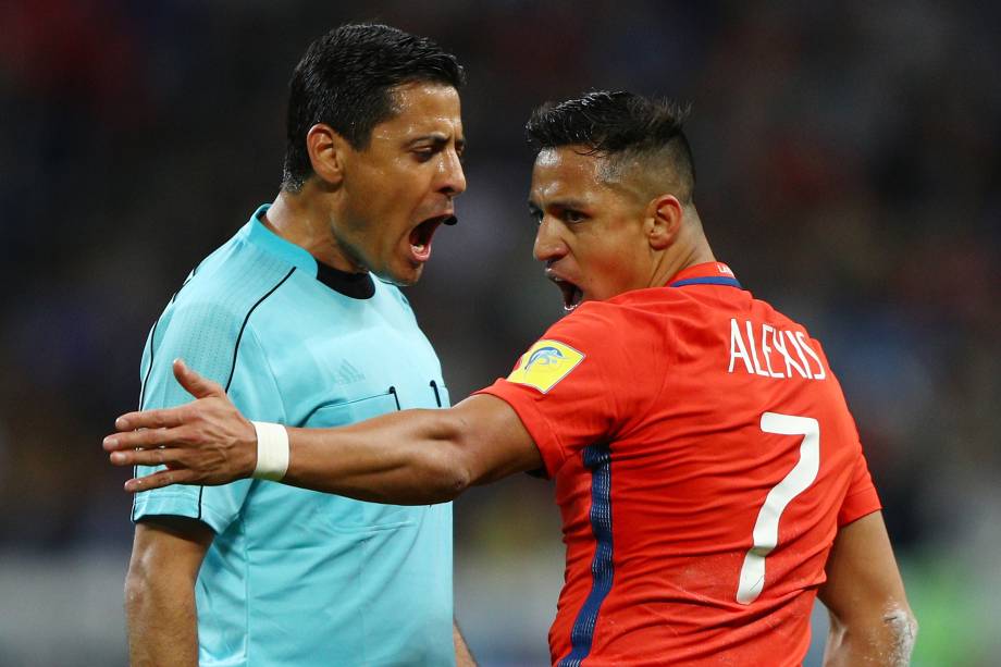 O árbitro iraniano Alireza Faghani discute com o atacante chileno Alexis Sánchez durante partida entre Chile e Alemanha na Arena Kazan - 22/06/2017